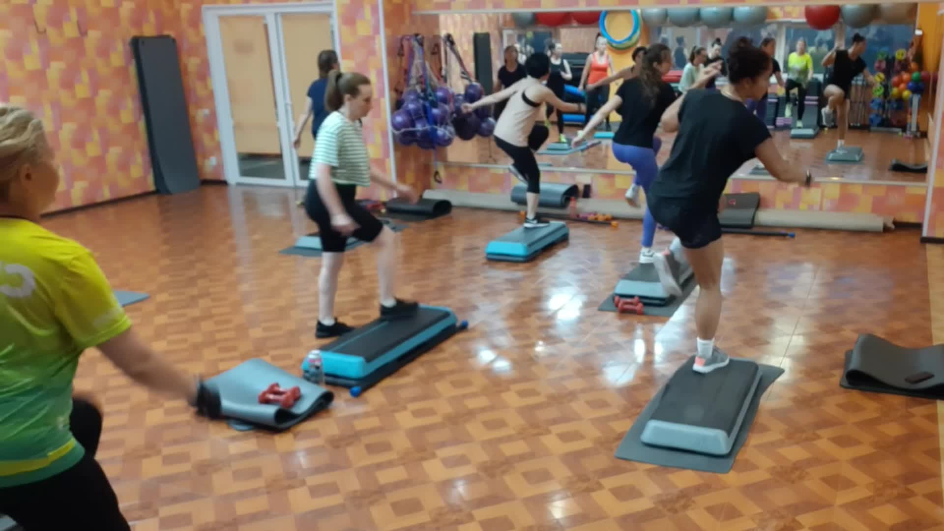 Тренировка степ аэробика видео. Step Interval тренировка. Степ аэробика. Аэробика упражнения. Степ аэробика связки.