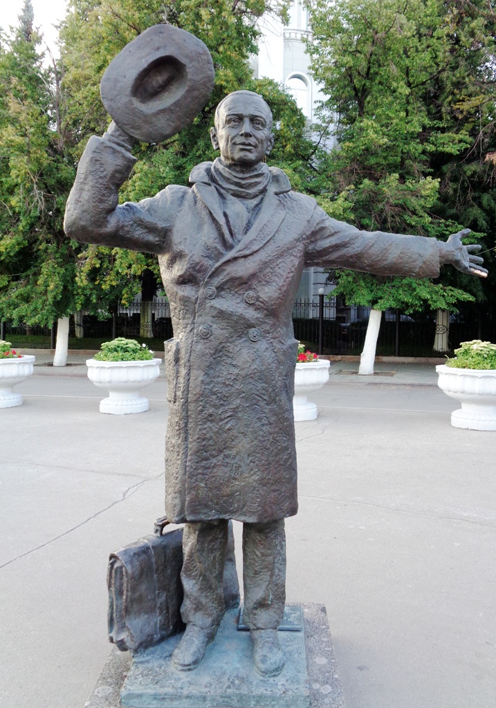 памятник юрию деточкину. памятник юрию деточкину самара. памятник деточкину в самаре на вокзале. памятник юрию деточкину. жд вокзал самара памятник юрию деточкину.