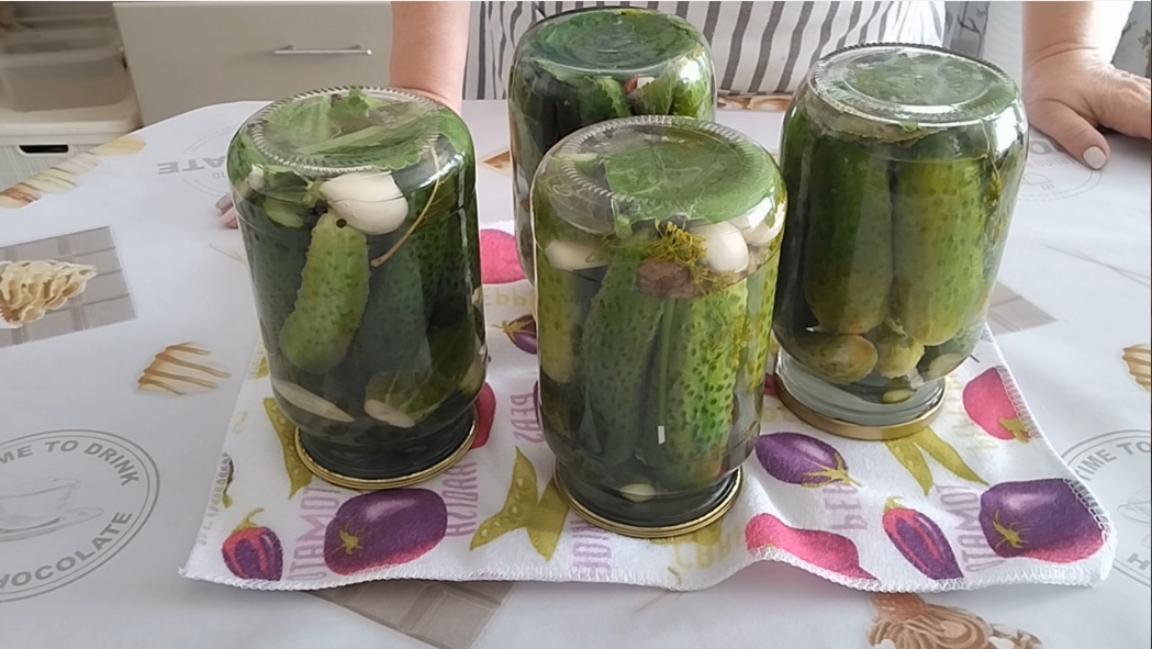 Маринад для огурцов. Рецепт маринованных огурцов на зиму 0. 7 банка. Белые точки на маринованных огурцах. 7 банка.