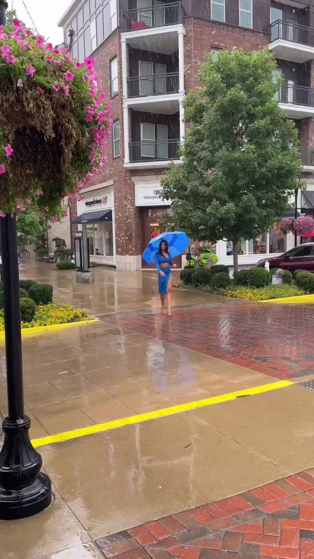 Тропиканка | Стильное синее платье с синим зонтом - удивительно элегантная  красивая девушка со стройной фигурой идет по мокрым улицам города после  дождя. Красивая женщина с длинными стройными ногами. | Дзен