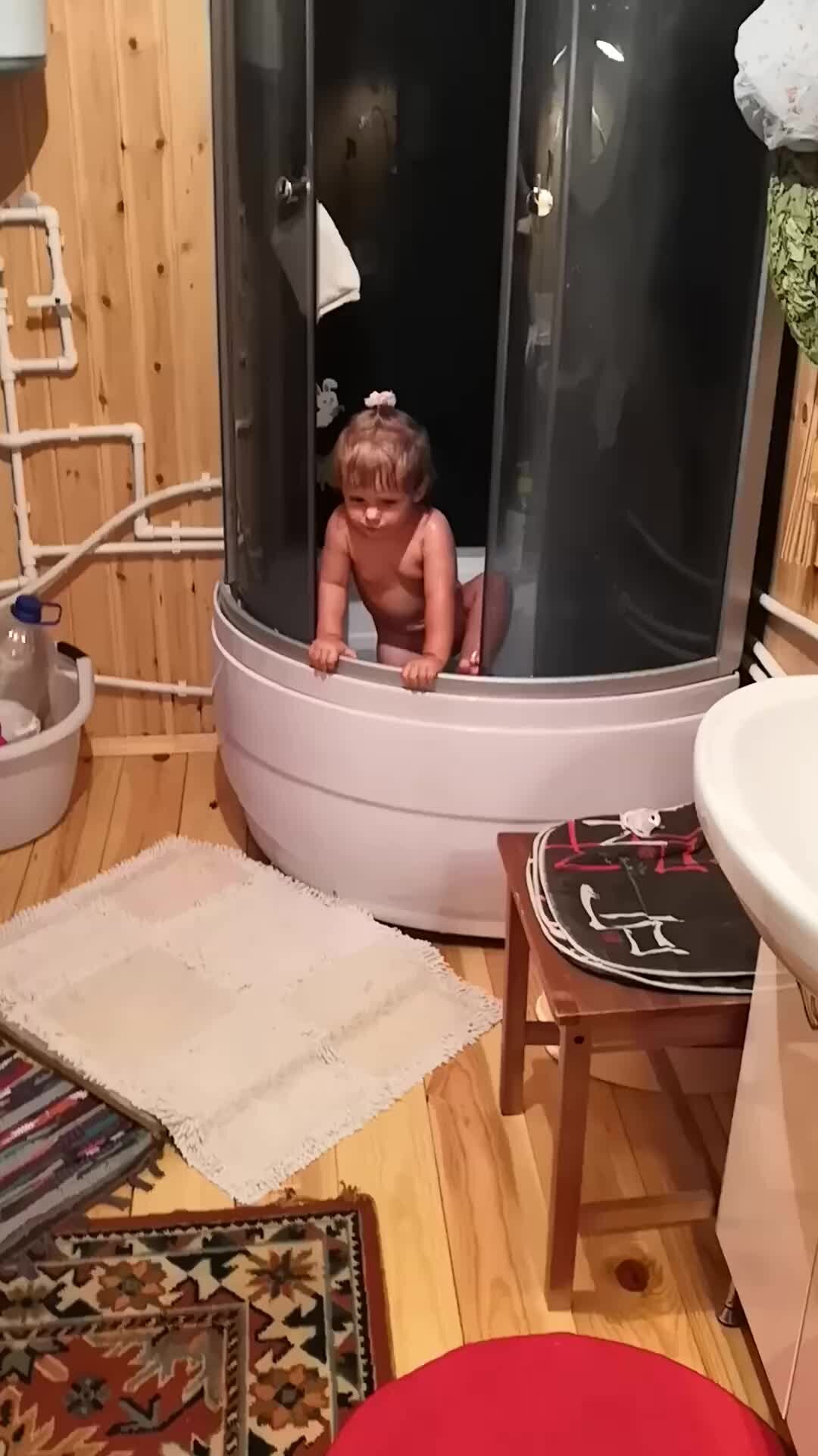 алиса купается