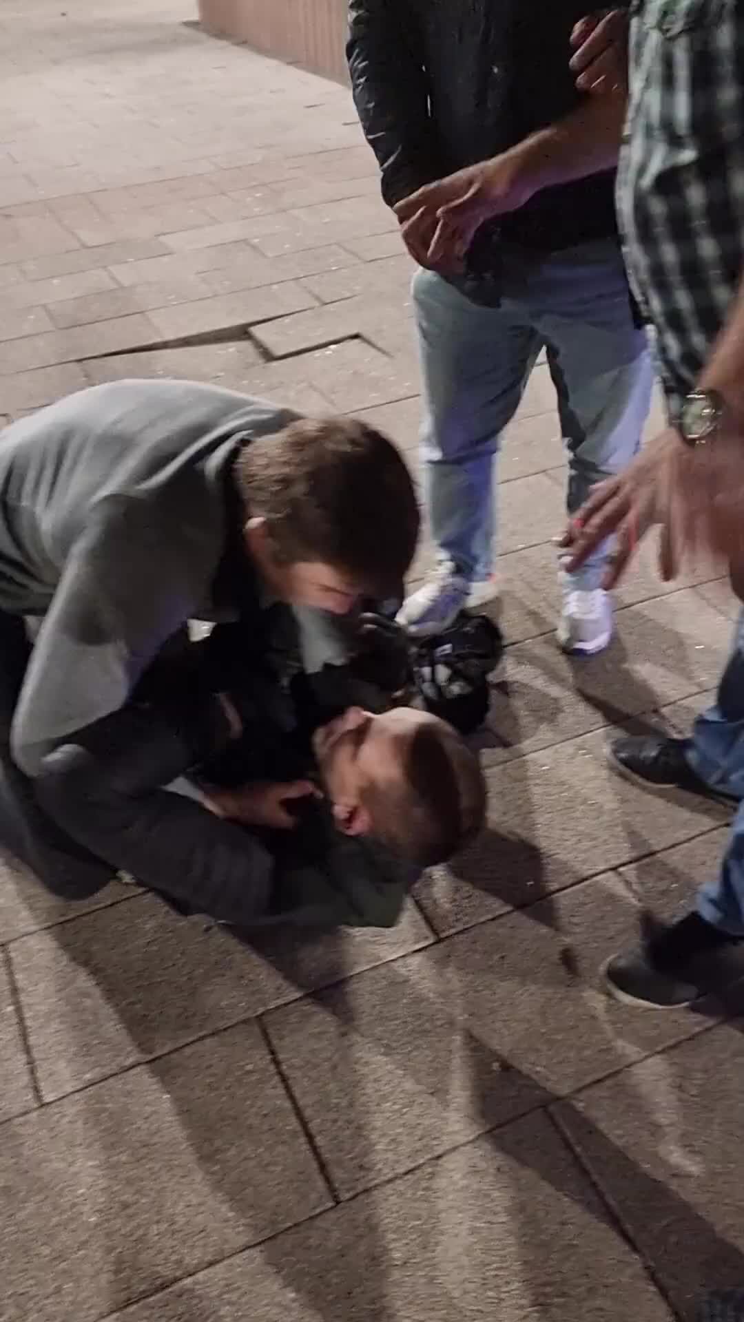 Избили самокатчика. Ребенок на самокате. Избили самокатчика. Асамокат ритмич. Падение с электросамоката.