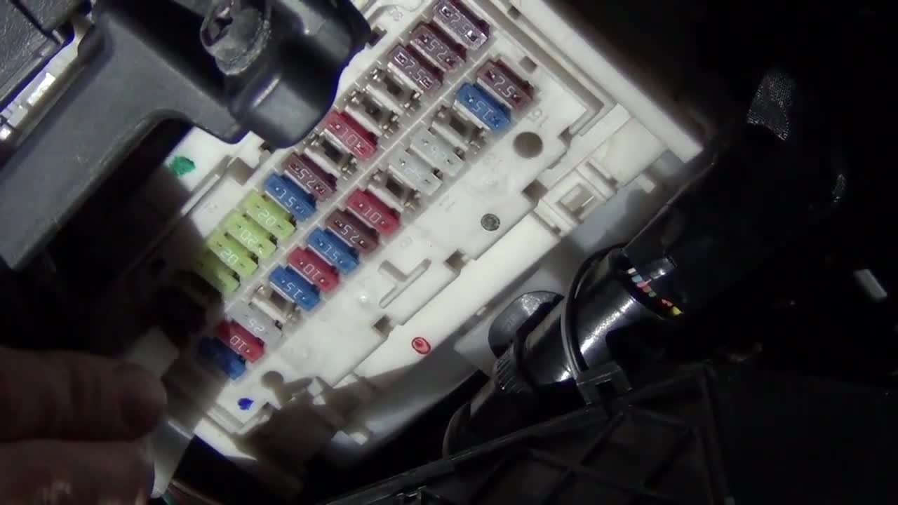 Схема блоков предохранителей тойота королла е150. Предохранители блок тойота королла е150. Реле сигнала на тойота corolla 150. Предохранители тойота королла 150 кузов. Предохранители блок тойота королла е150.