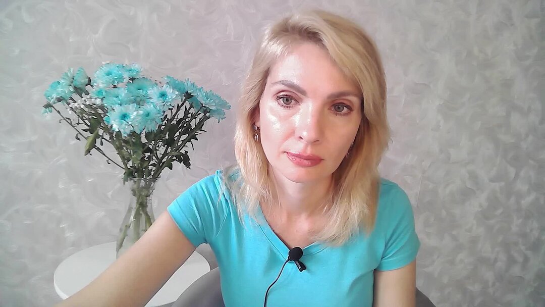 Человек за ноутом. Заработок денег. Заработок денег в интернете. Деньги на поиск работы. Карьера и деньги.