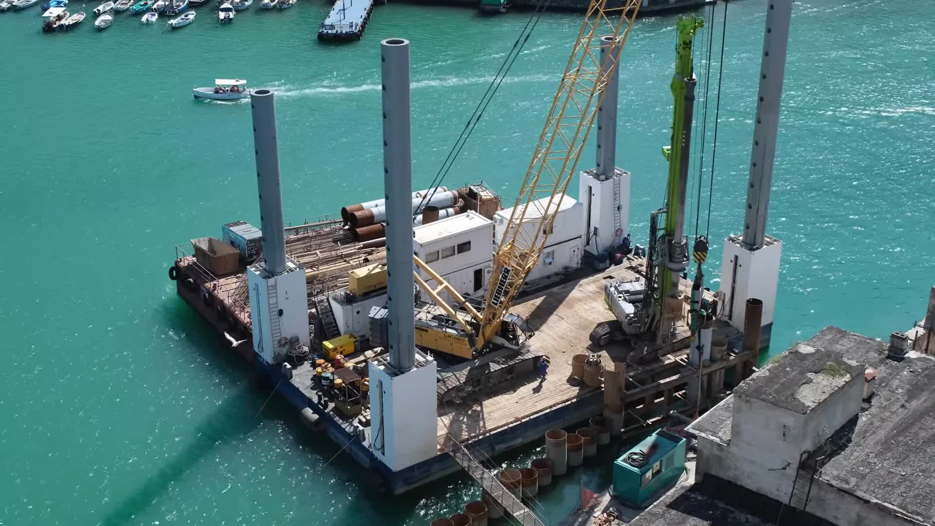 индустриальный канал. крымский мост фото. жилой дом. гидротехнический комплекс на реке бельбек.