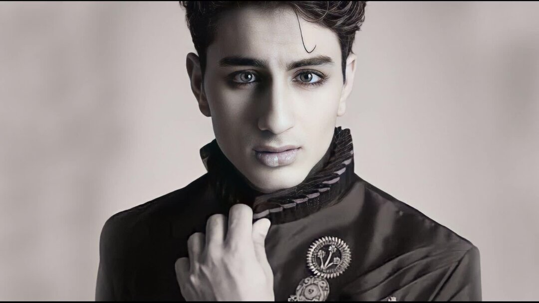 Никто не украшает женщину как так идущий рядом сынок красавец сын. Женщину украшает рядом идущий сын. Сын красавец. Матвей лыков модель. Красавцы сыночки.