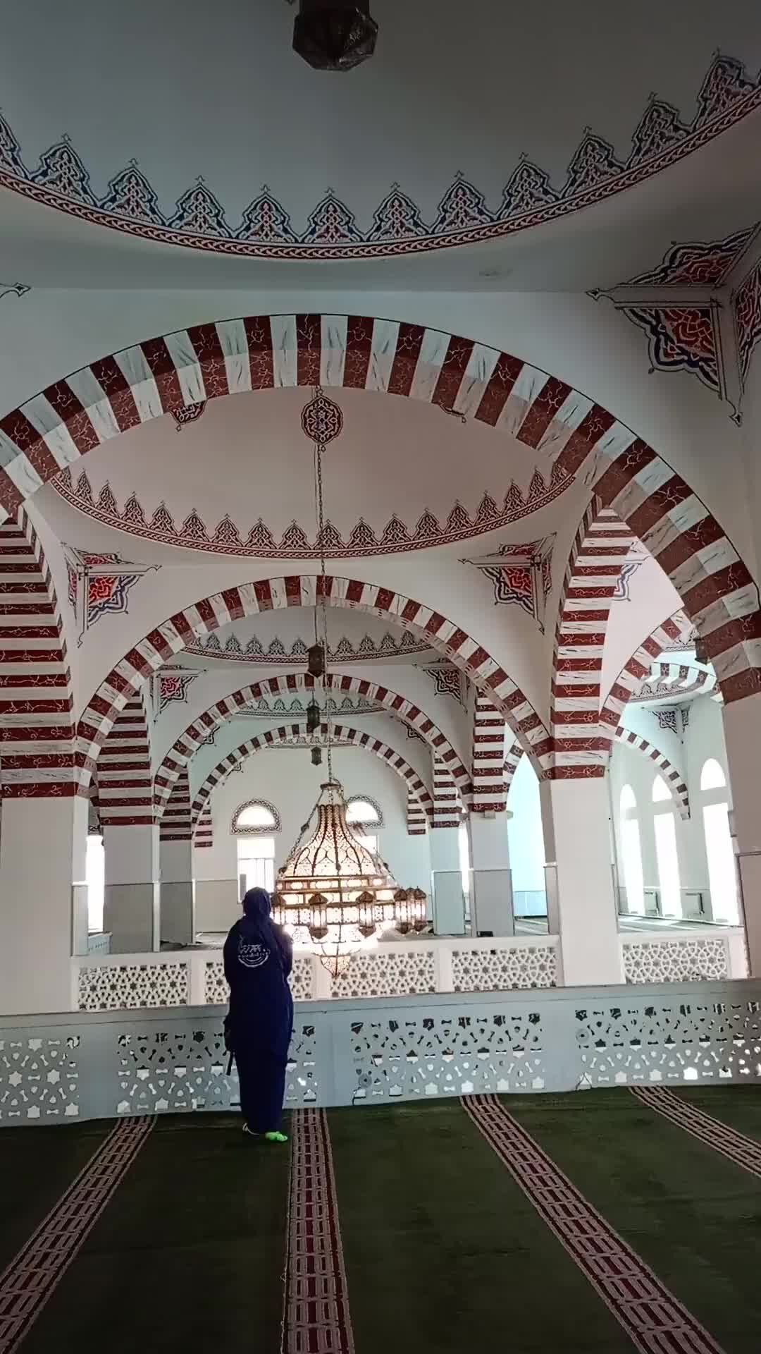 Эта мечеть выглядит обычной снаружи, но волшебной внутри (Фото)
