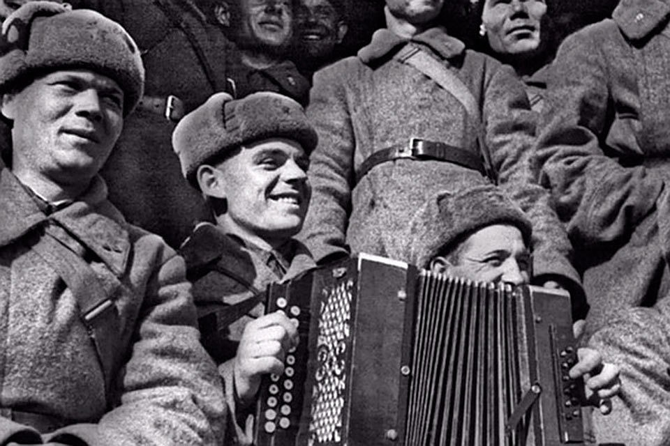 Песня о великой войне 1945. Гармошка в Великую отечественную войну. Солдат ВОВ С гармошкой.
