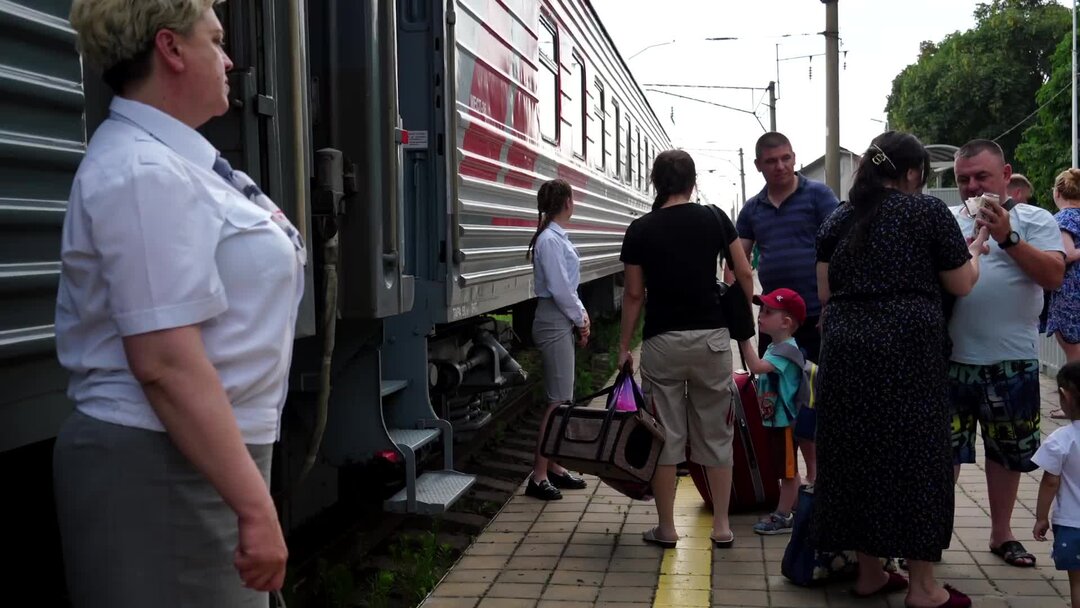 Новороссийск москва 266. Электричка Нижний Новгород Сергач. Поезд. Поезд в Крым. Поезд едет на человека.