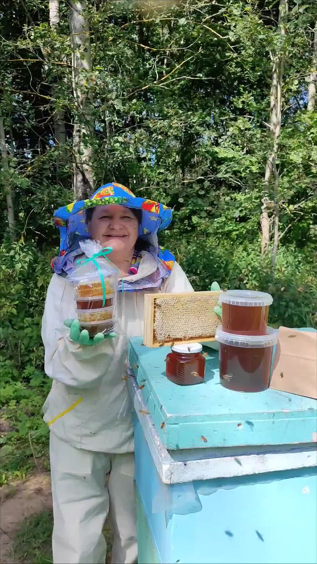 Пасека Пальновых | Поздравляем всех с праздником Медового Спаса🍯 🧡 Пусть ваш  дом наполняется ароматом меда и теплом семейного счастья. Пусть каждый день  приносит вам медовые улыбки 🍯🐝 | Дзен