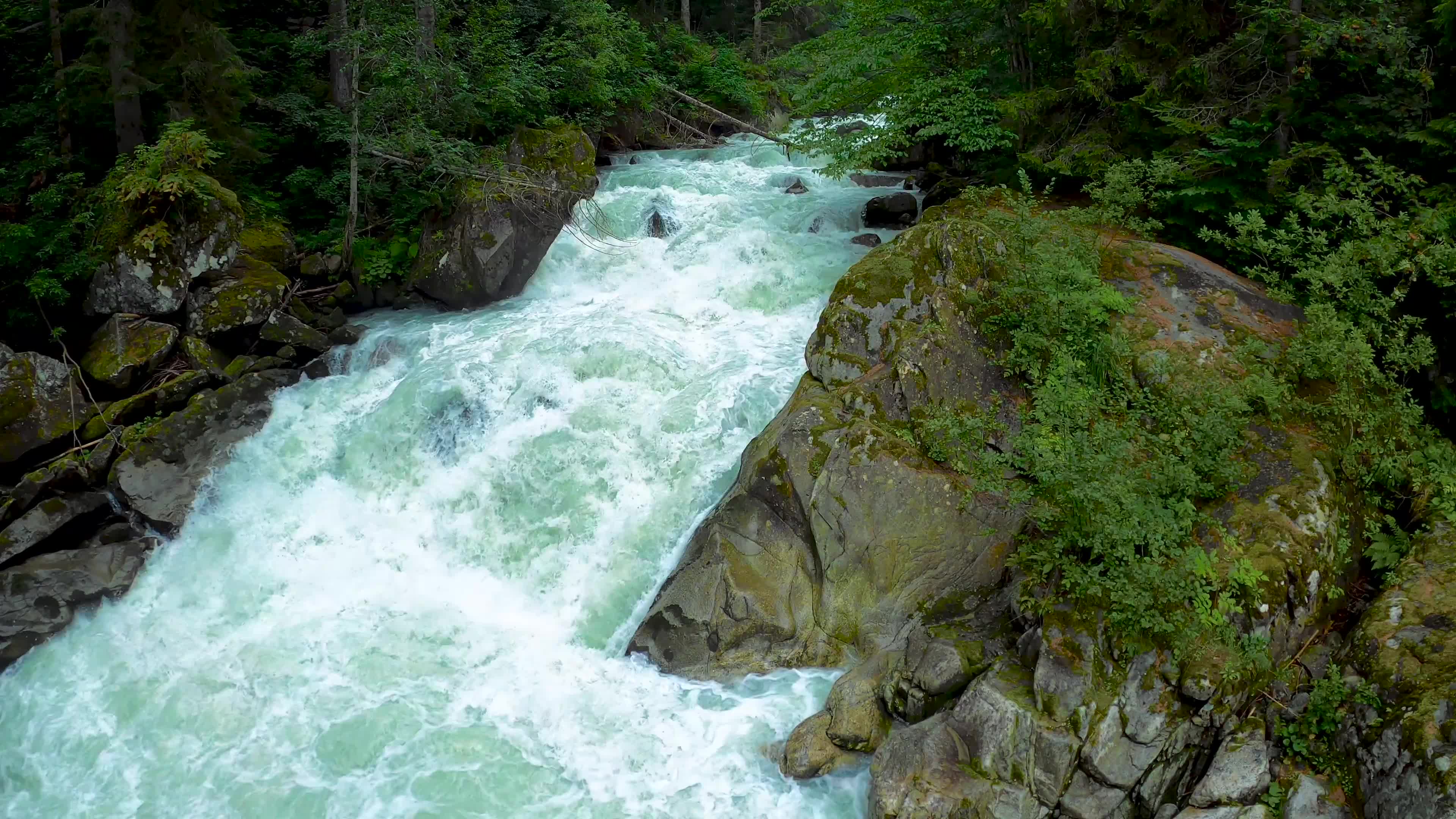 Звук реки слушать. Бурлящая река. Вода ручей. Водопад горный ручей. Водопад звук воды.