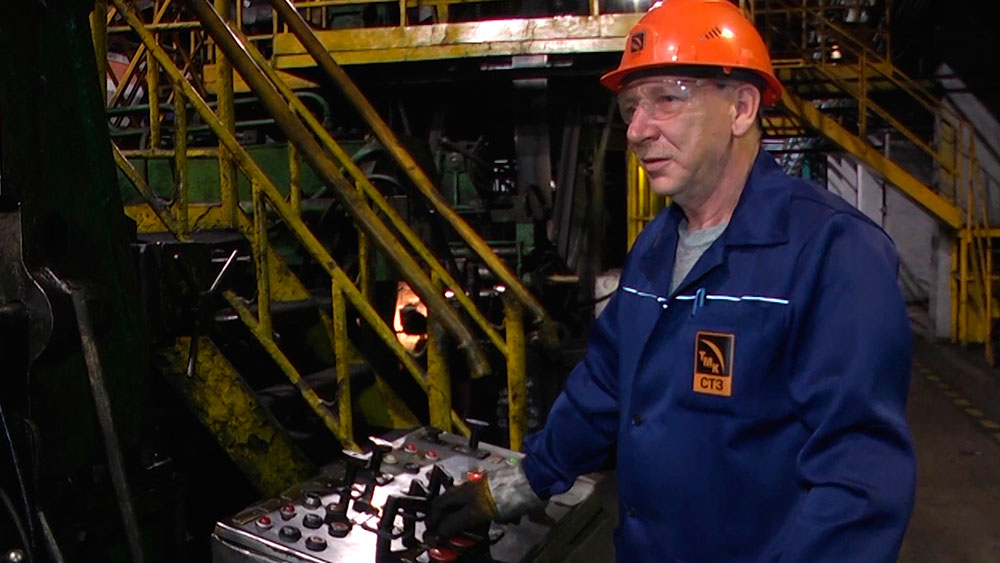 Рабочий на заводе. Работа в 16 заводе. Люди на заводе. Работник фабрики. Формовщик ж/б изделий.