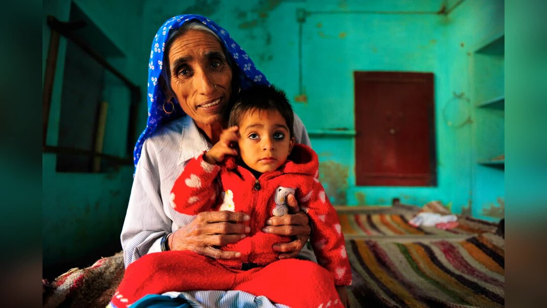 Мама моложе бабушки на 24 года. Раджо Деви Лохан из Индии. Раджо Лохан Деви родила в 70 лет. Раджо Деви Лохан сейчас.