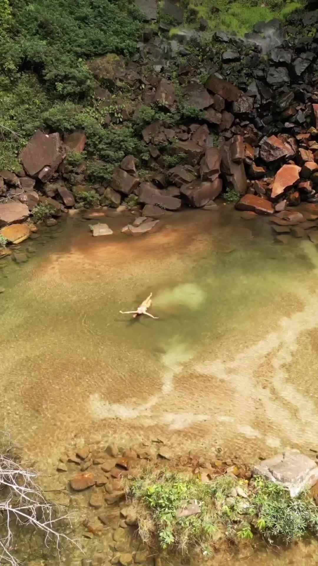 Небылицы из-за границы: Бразилия | Бесконечно прозрачные воды горных рек  Бразилии так и тянут окунуться в самую глубину. Красивая девушка в  купальнике плавает в горной реке в Бразилии. | Дзен