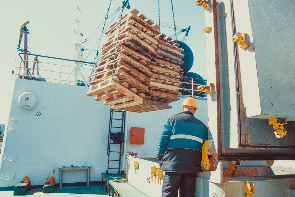 портовая перевалка зерна. 5 тысяч тонн. 5 тысяч тонн. банковская упаковка 5 миллионов рублей. амурский гхк.