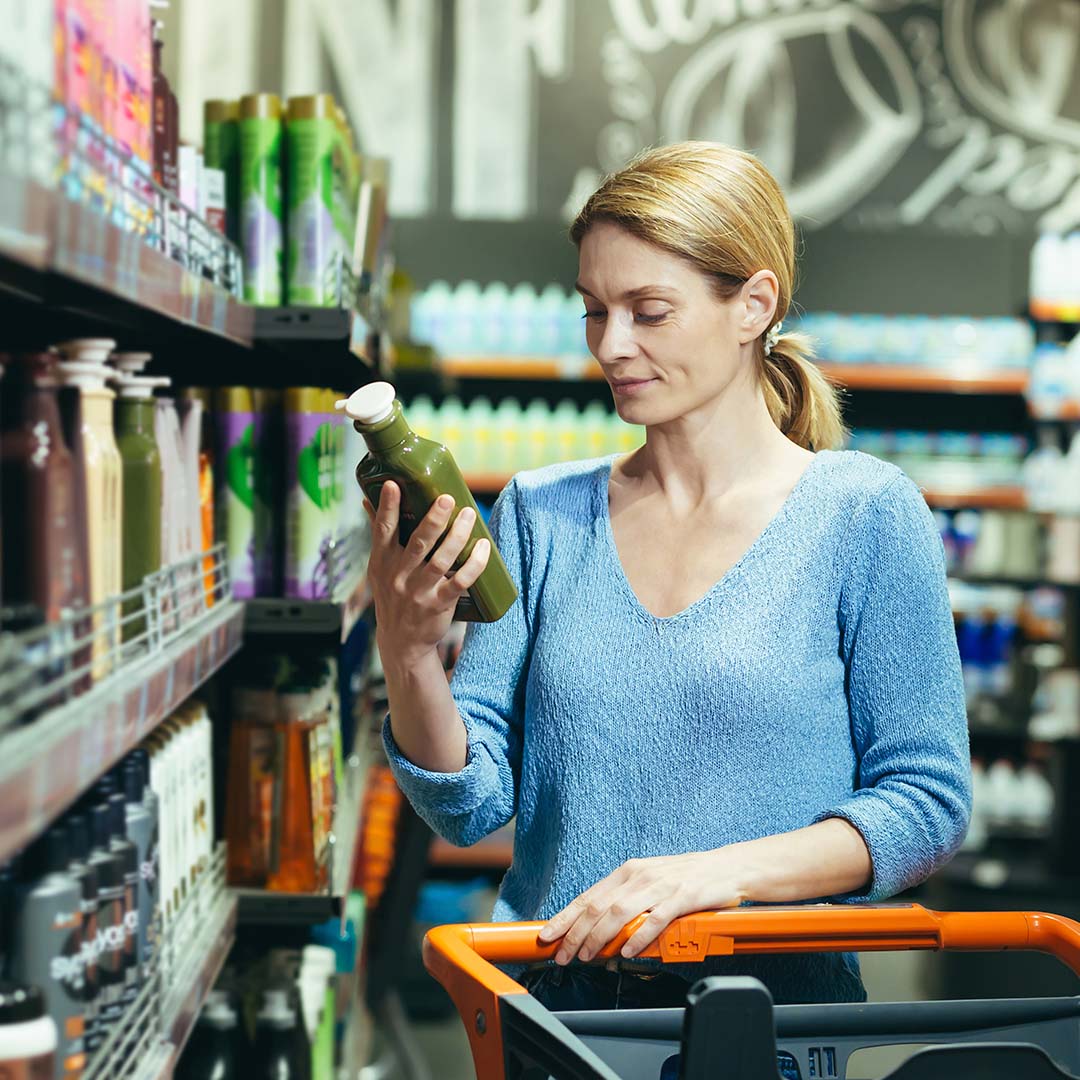 девушка стоящая в магазине. покупатель в магазине. девушка за кассой. женщины стоят в магазине. женщины стоят в магазине.