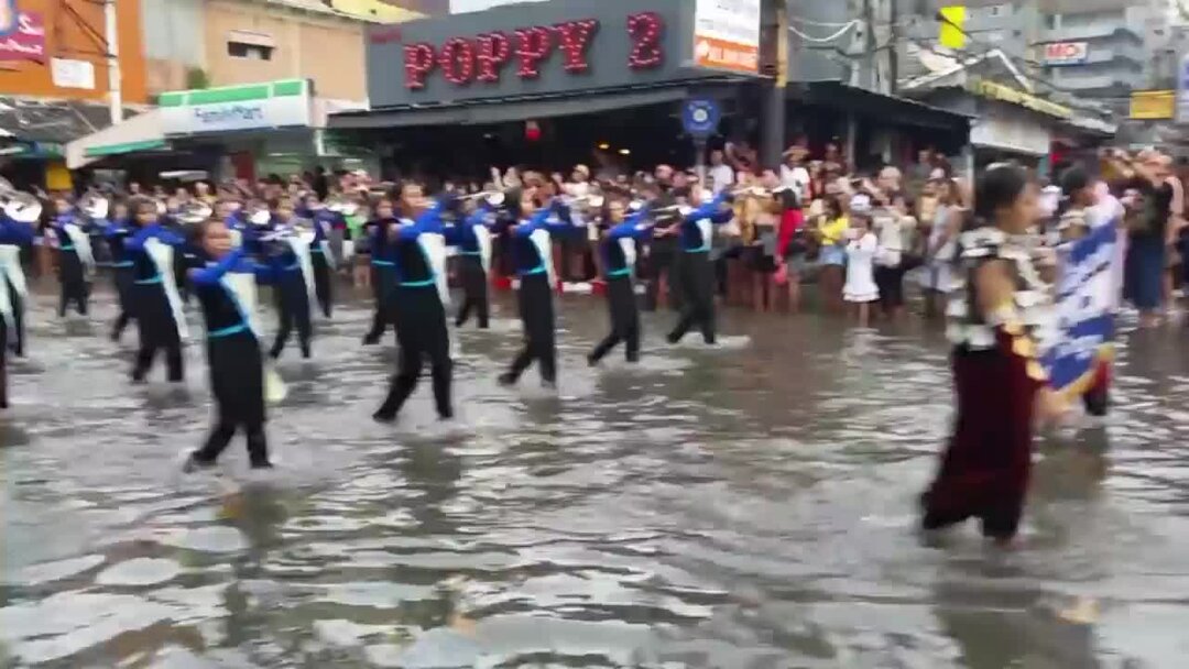 Маршируют по воде на параде в таиланде. Парад в Паттайе российские моряки. Парад русских моряков в Тайланде после ливня. Парад моряков в Тайланде видео русских после ливня. Парад моряков в Таиланде.