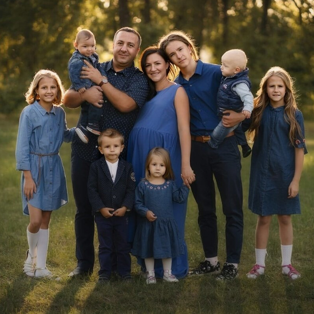 1 мальчик 5 девушки. Многодетная семья. Семья с пятью детьми. Большая семья. Семейные фотографии.
