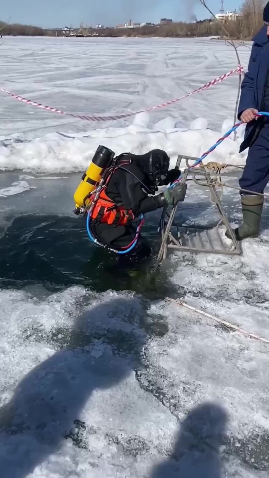 Добровольная пожарная команда | работа спасателей. зимний водолазный спуск.  #дзен #работа #безопасность #тренировка #помощь #техника #зима #река | Дзен