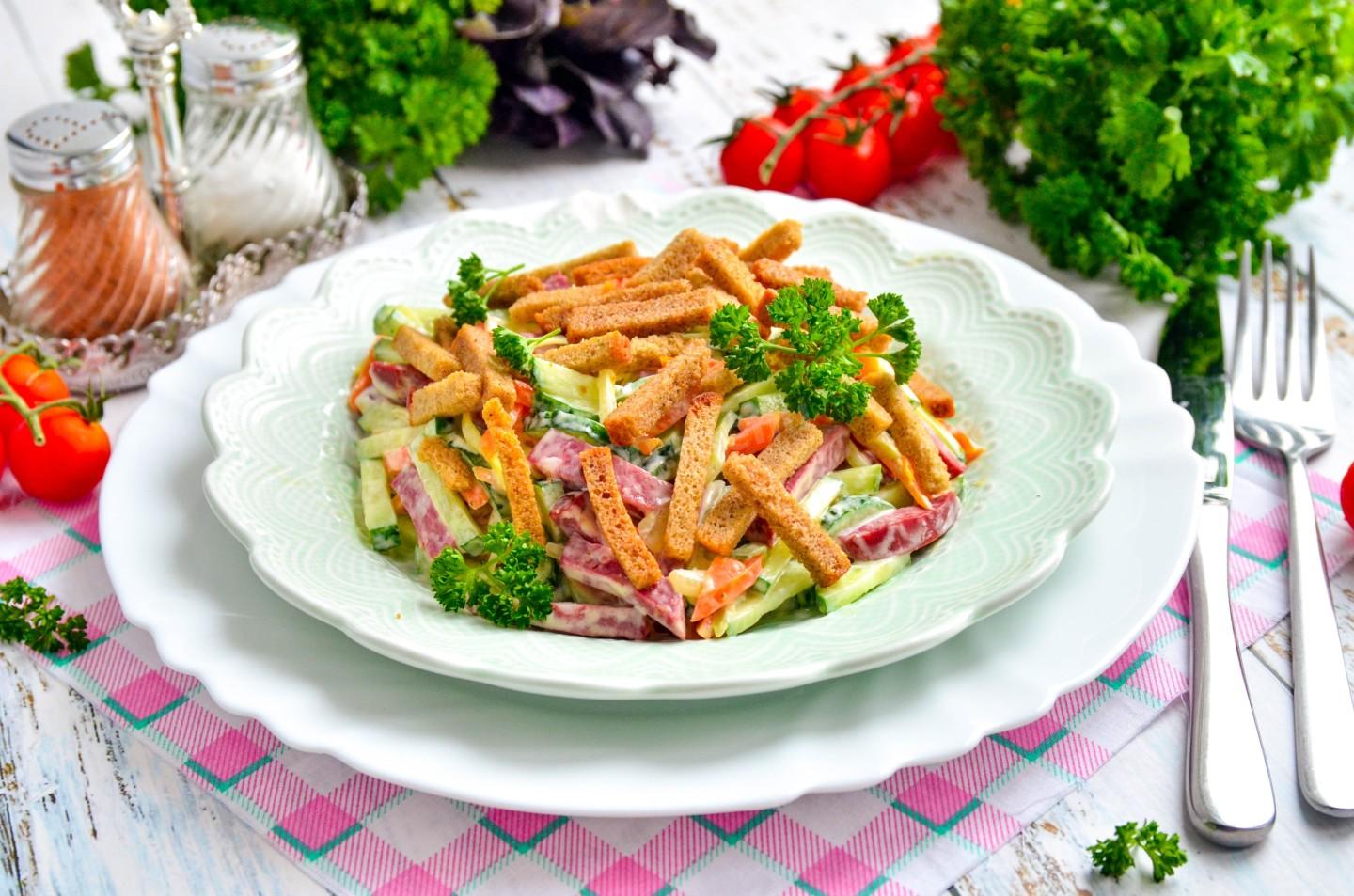 Салат с морковью сыром колбасой и сухариками
