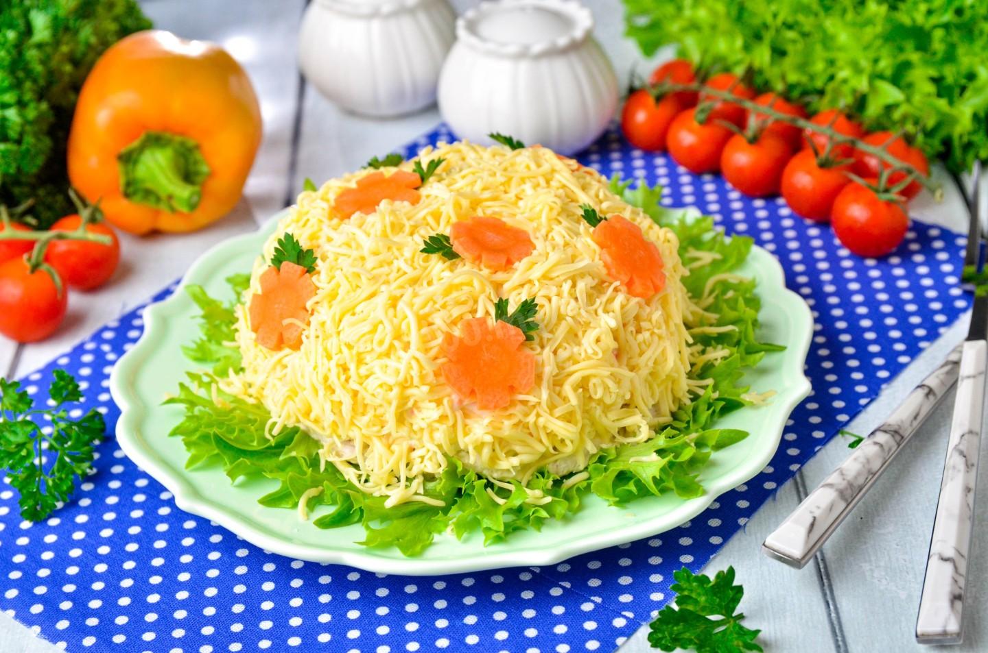 Куриные рулетики в духовке. Куриное филе в духовке рулетиками. Куриное филе под сыром. Куриное филе с морковью. Рулетики в духовке.