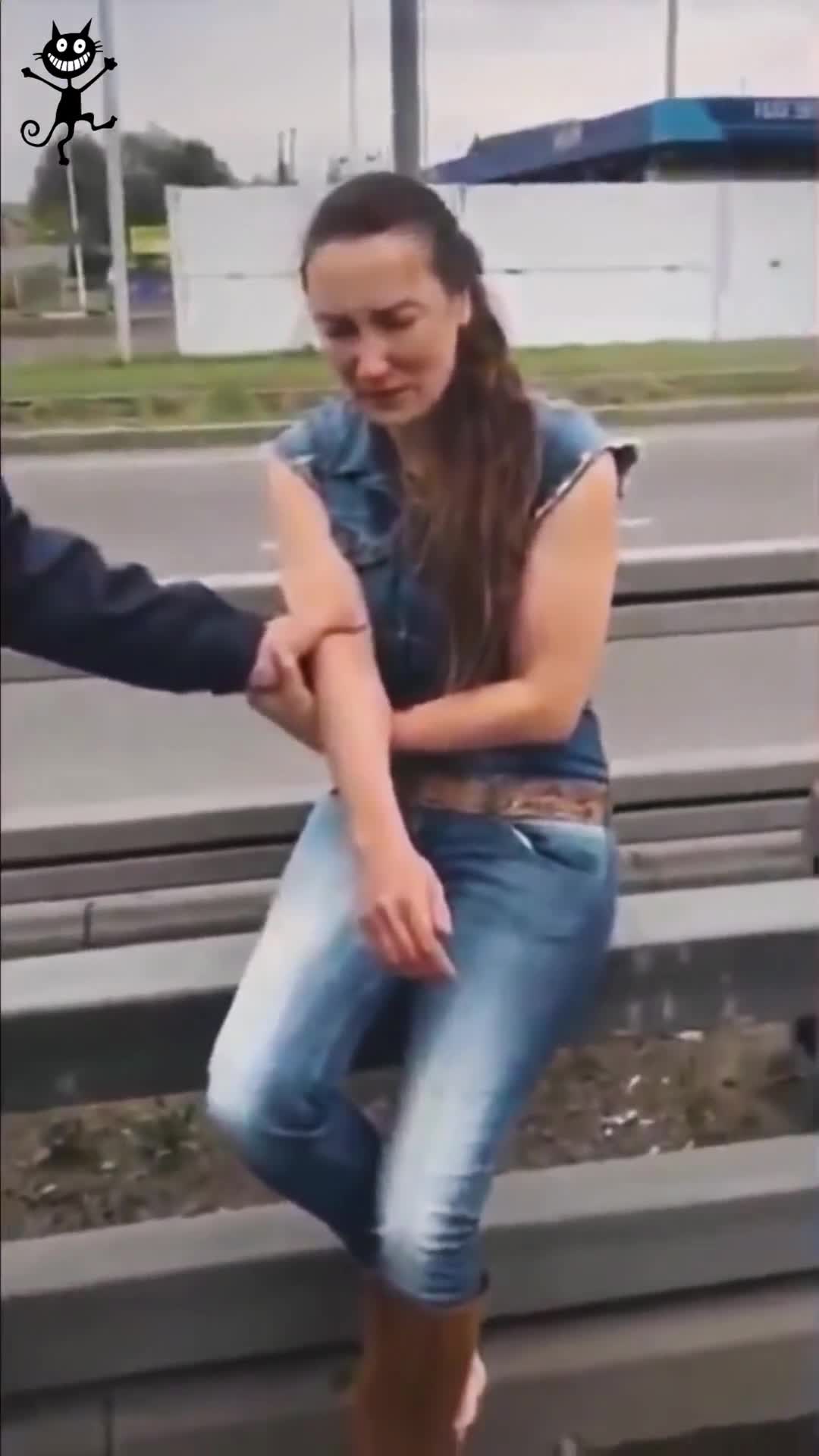 латинские девушки жгут. девушки жгут на корпоративе. красивые девушки жгут. растрепанная женщина. баба со стаканом во рту.