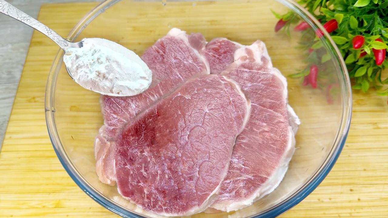 Отбивные из карбоната свинины на сковороде. Лопатка свиная замороженная. Нежная свинина. Намазка свиная. Как сделать чтобы свинина была мягкая.