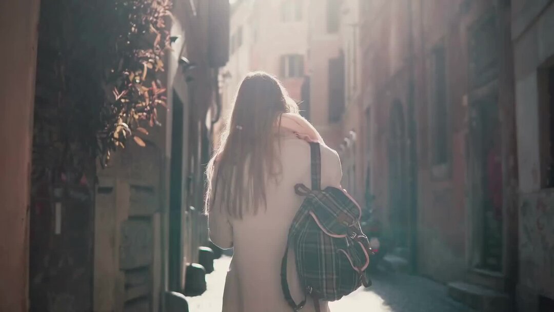 Гузель хасанова в 5 часов утра. Утреннее пробуждение. 5 утра девочка в бежевом рингтон. Фотосессия в бежевых цветах. Девушка с чашкой кофе улыбается.