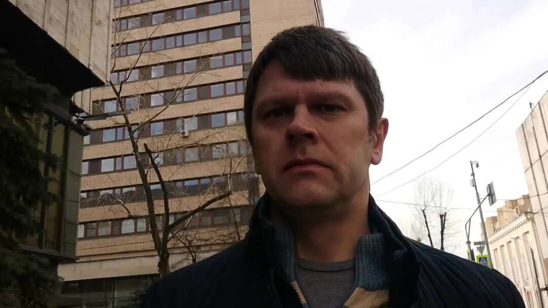 В метро мужчина столкнул мальчика на рельсы, прямо под прибывающий ...