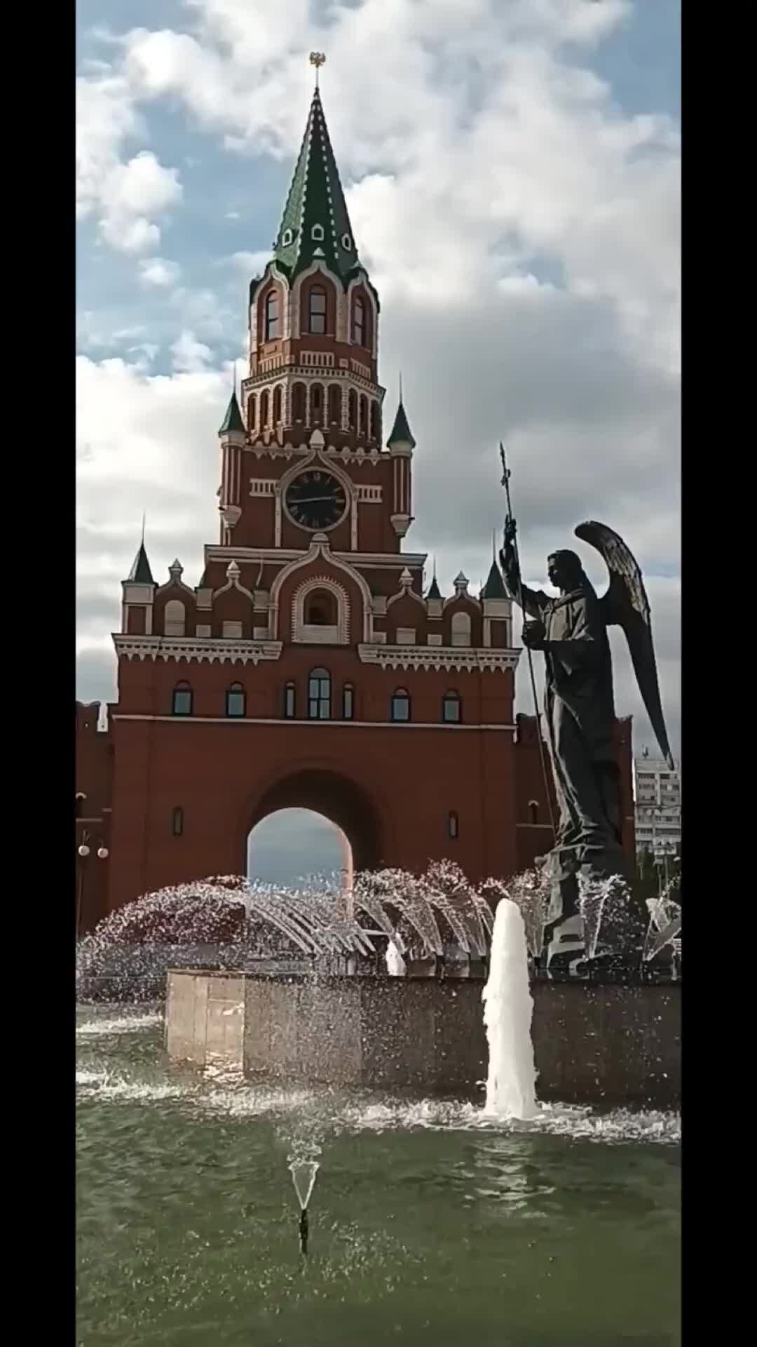 Женщина в путешествии. Париж эйфелева башня туристы. Эйфелева башня туристы. Париж осенью. Фотографии ван дамма на фоне эйфелевой башни.