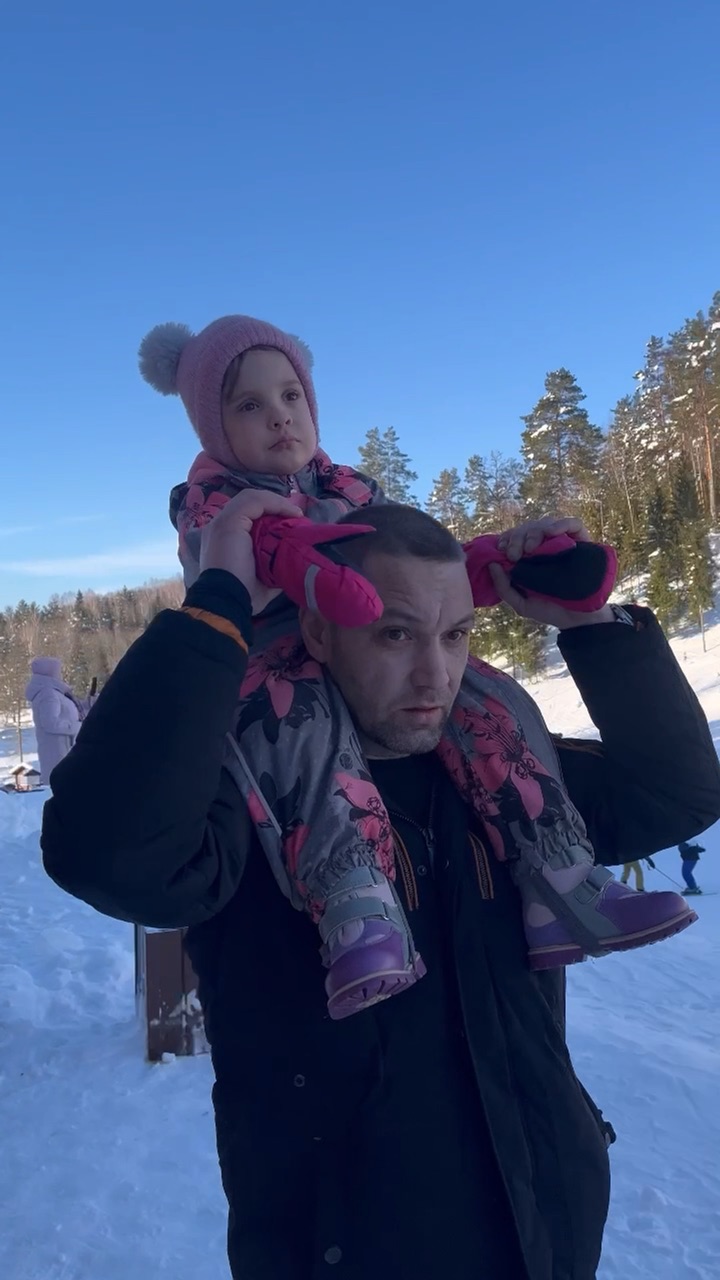 несет девушку на руках. эрин севишганлар. девушка держит в руках. человека несут на руках. руки мужчины и женщины.