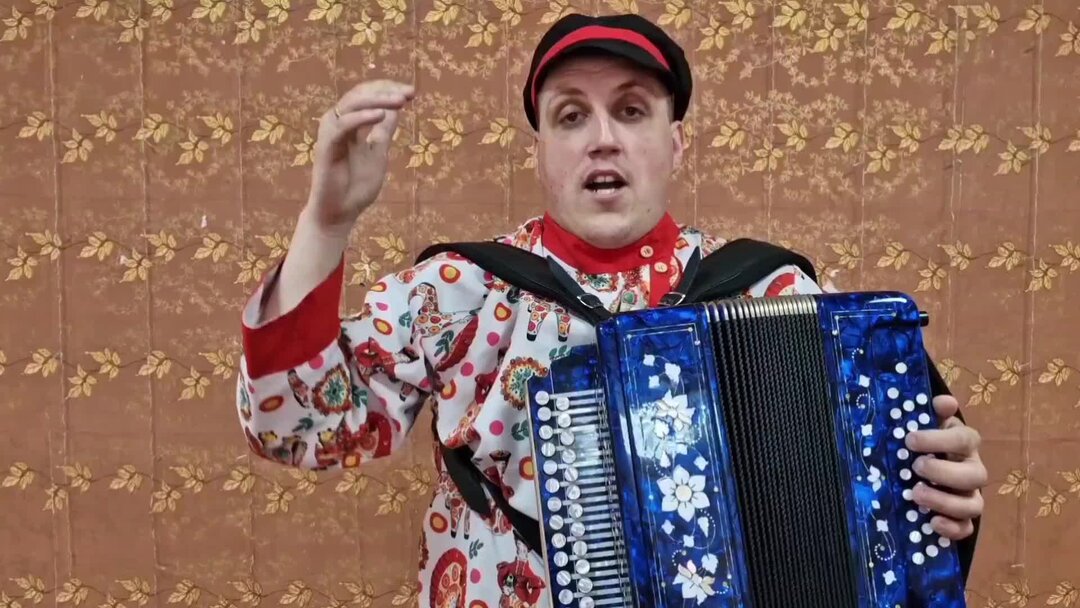 Песня гармонист. Гармонист ильдар. Песня гармонист. Деревенский парень с гармошкой. Песня гармонист.