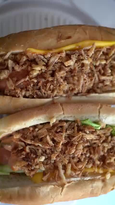 жареный лук для хот догов рецепт. лук для посыпки хот догов. датский хот дог. хот дог с луком. лук жареный хрустящий.