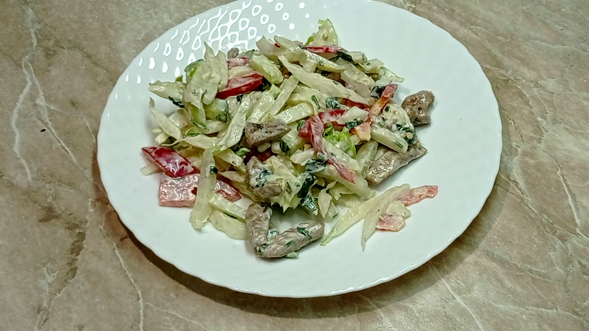 Салат с авокадо и огурцом. Огурцы в соевом соусе. Салат из капусты и огурцов. Салат из свежих огурцов. Блюда из зеленых овощей.