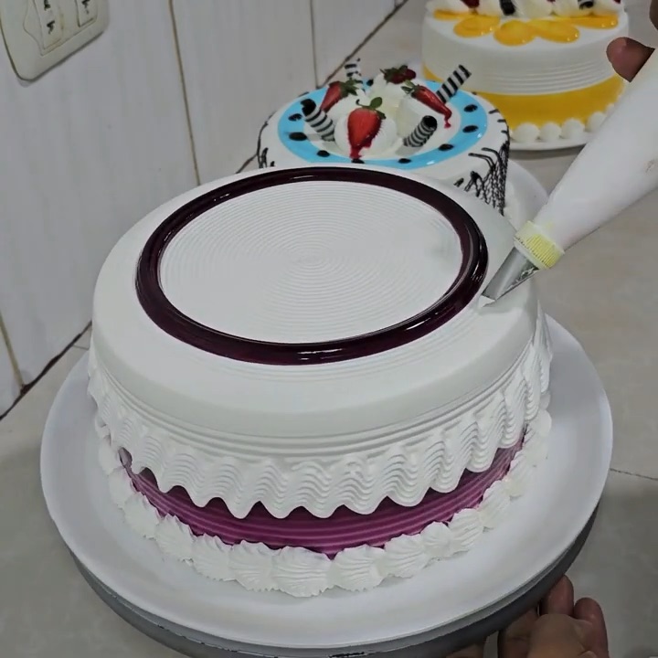 тортодел торт сникерс. как украсить торт на 20 лет. торт с кремовым декором. шоколадный торт. украшение торта на 25 лет.