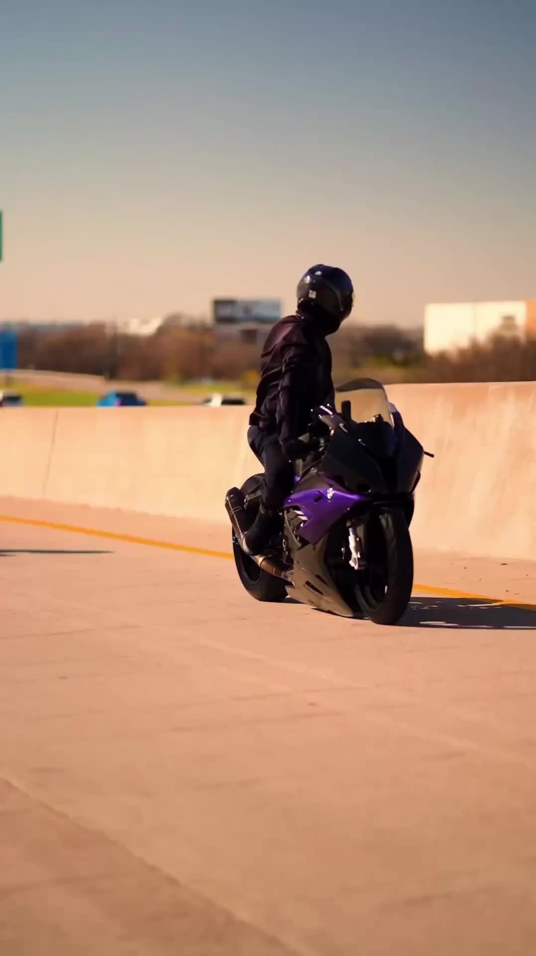 красивые девушки на мотоциклах.