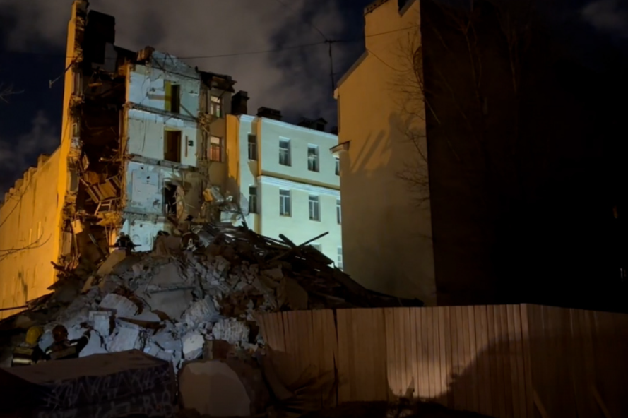 Спорткомплекс в питере рухнул. Обрушение петербурге. Обрушение крыши скк петербургский. Обрушение крыши скк петербургский. Скк питер рухнула.