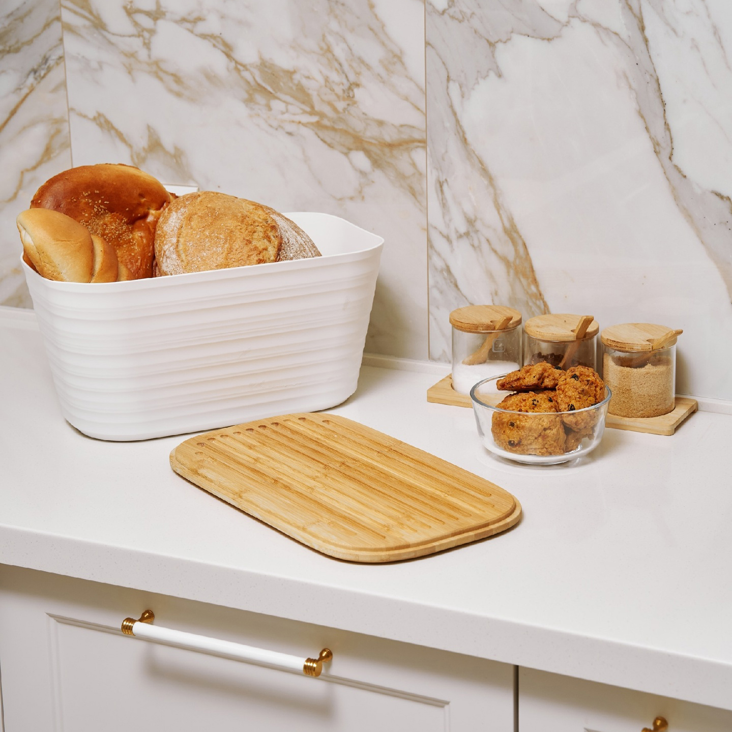 Витрина для хлебобулочных изделий. Как хранить выпечку. Прилавок для выпечки. Тепловые витрины для хлеба и выпечки. Пироги под полотенцем.