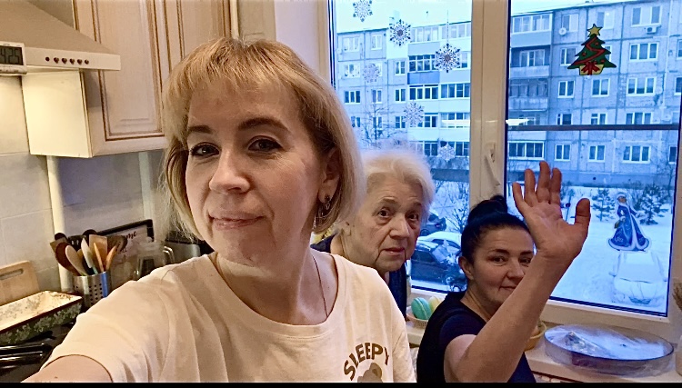 Три поколения одной семьи. Другая семья фильм 2014. Родители и 2 детей. Аристович дети. Фото семьи.