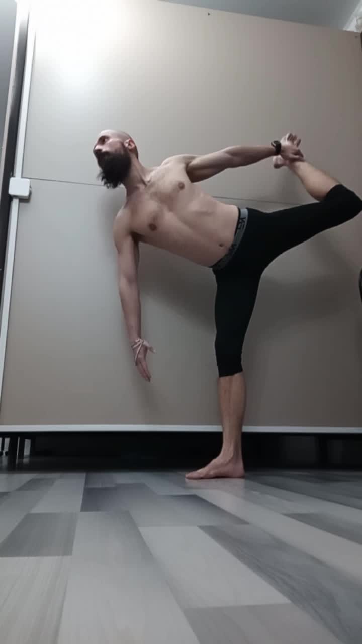 движение ногой. движение ногой. махи ногами в сторону. движение ногой. поочередные махи ногами.