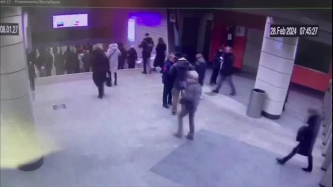 неожиданное нападение. кремль взорвали. напали на мужчину с сыном новая москва. сенатский дворец московского кремля пожар. кремль горит.