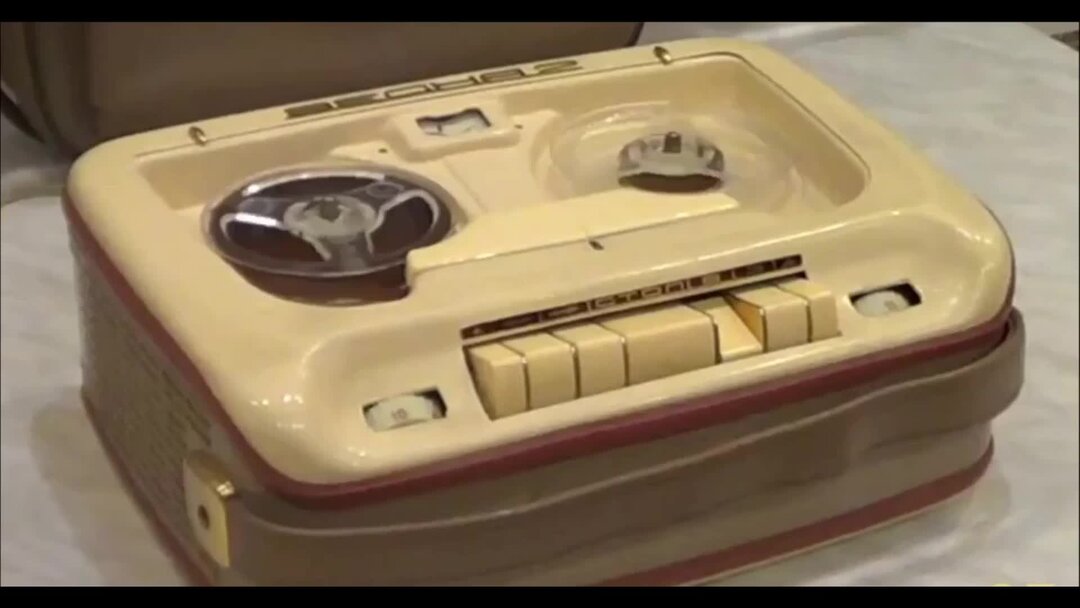 Старый монах на коленях. Старый монах на коленях стоит. Старый монах. Я в смятении картинки. Песня на коленях стоял очень старый.