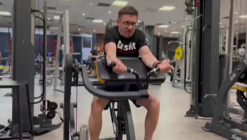 Подъем штанги на бицепс стоя у стены. 60 кг на бицепс. Армрестлер денис цыпленков. Сгибание рук со штангой стоя у стены. Сгибание со штангой.