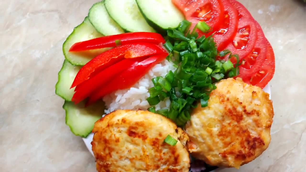 Куриные котлеты из грудки с помидорами. Куриные котлеты из грудки с помидорами