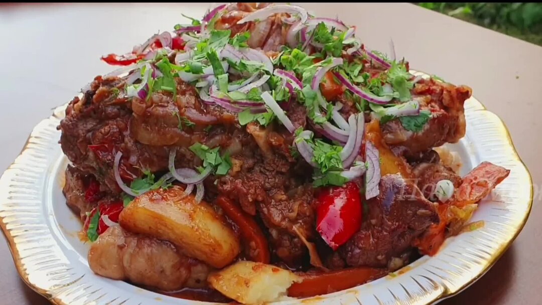 Рецепт мяса с овощами в афганском казане. Мясо по Азиатски баранина. Баранина мясо в тогоре. Мясо по кремлевски в казане.