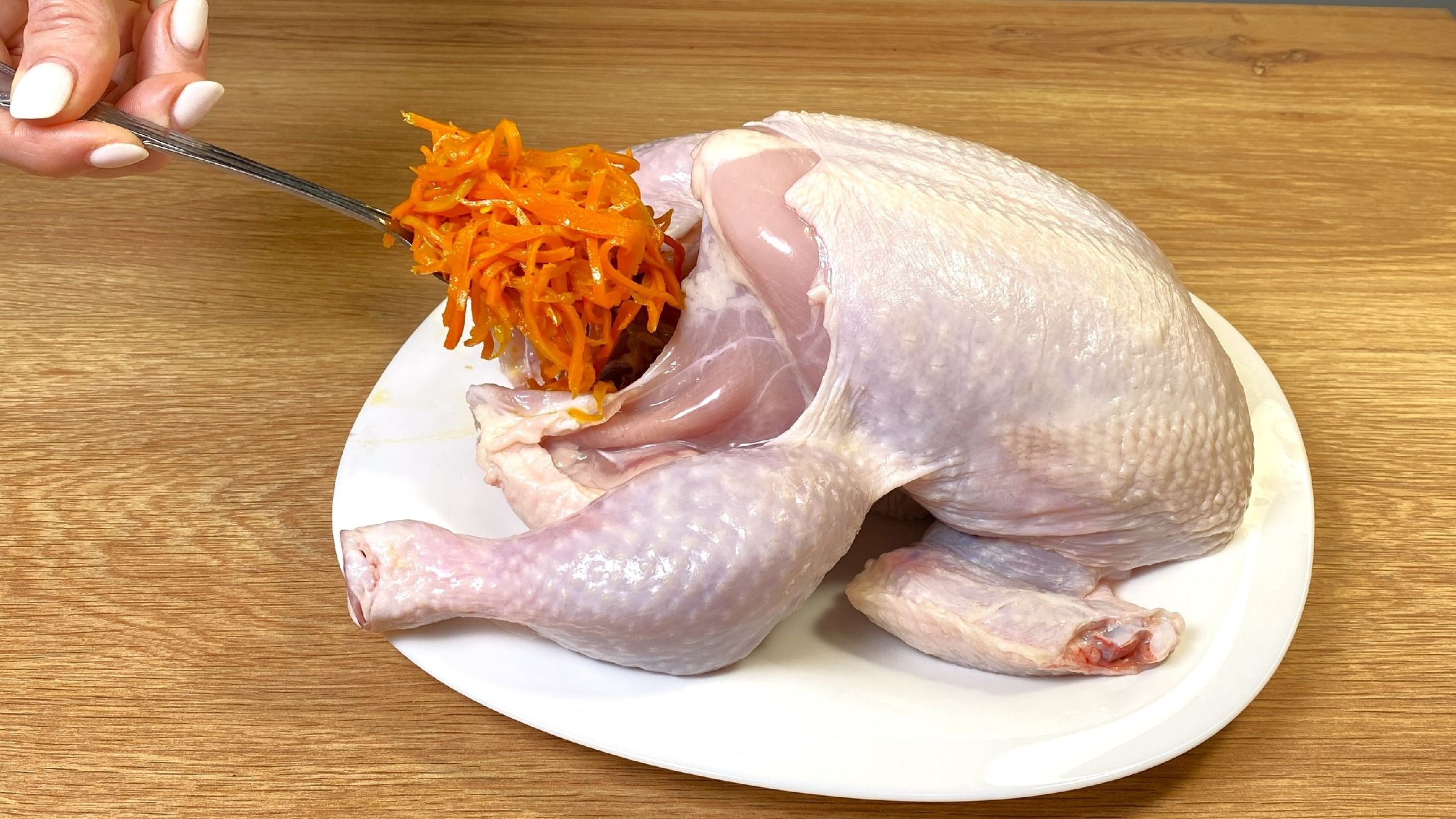 курица фаршированная рисом в духовке. фаршированная курица. фаршированная курица. курица лявянги. фаршированная курица в духовке.