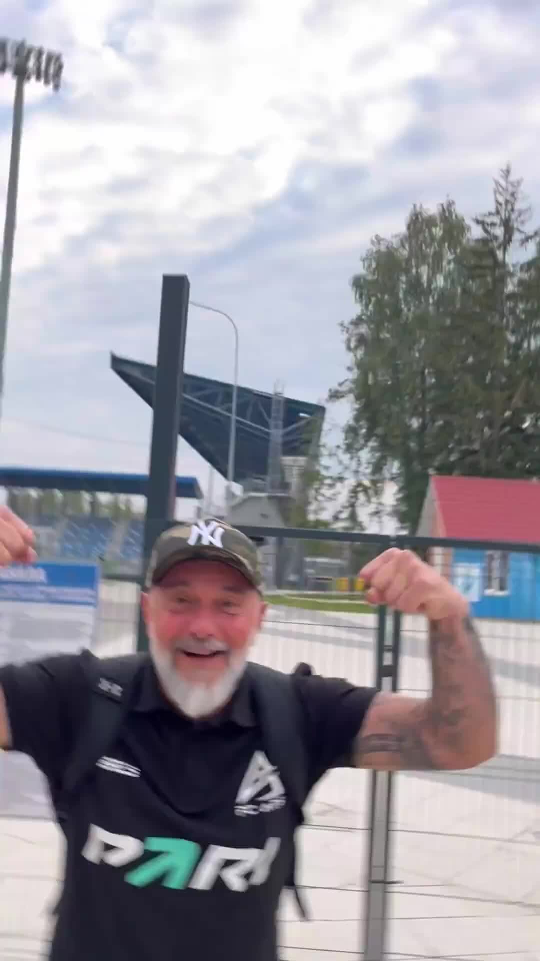 Артур Страхов | ДЕД показал Финт Роналдиньо и Разбил Стекло😱#тренды2022 ...