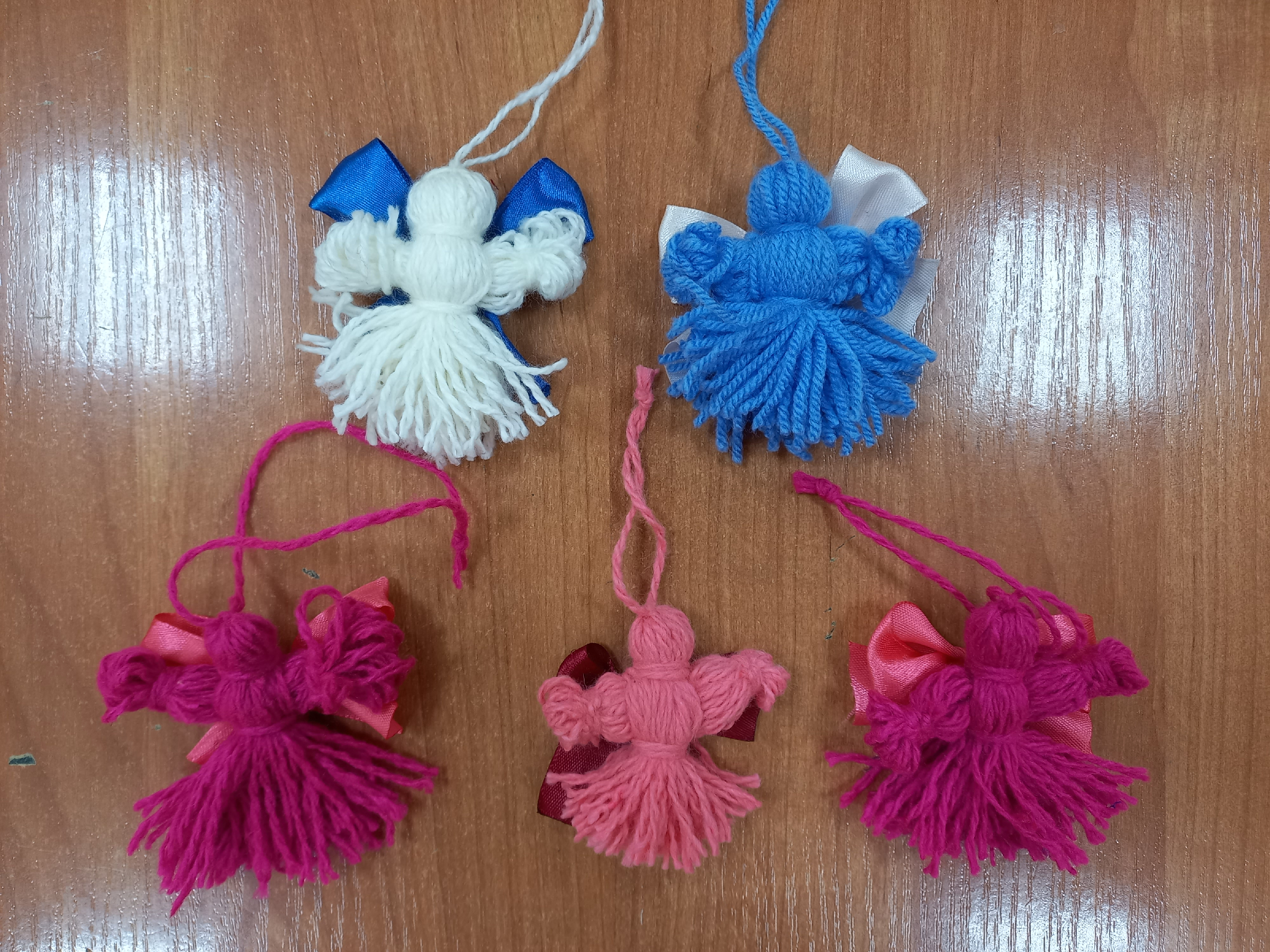 новогодний декор с помпонами. елочная игрушка из помпонов. елочная игрушка из помпонов. поделки из ниток. поделки на новый год из шерстяных ниток.