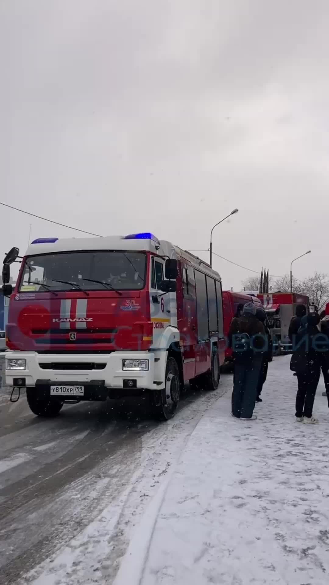 Абсолют Страхование | 🔥Пожар в ТЦ Ривьера Горел фасад здания крупного ТЦ  на юге Москвы. Всех сотрудников оперативно эвакуировали. На данный момент  пожар потушен. Предварительно, пожар затронул только внешнюю часть здания |  Дзен