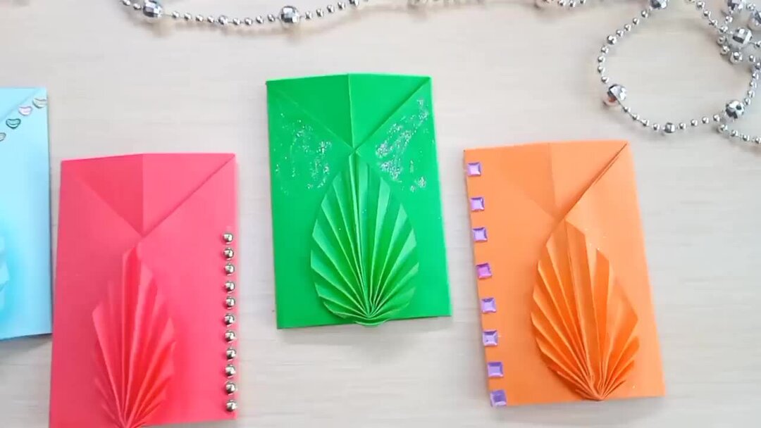 Поделки из бумаги. Кусудама. Какие поделки делают из бумаги. Оригами. Красивые цветы из бумаги.